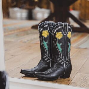 EUC Allens Boots black cowboy boot size 10